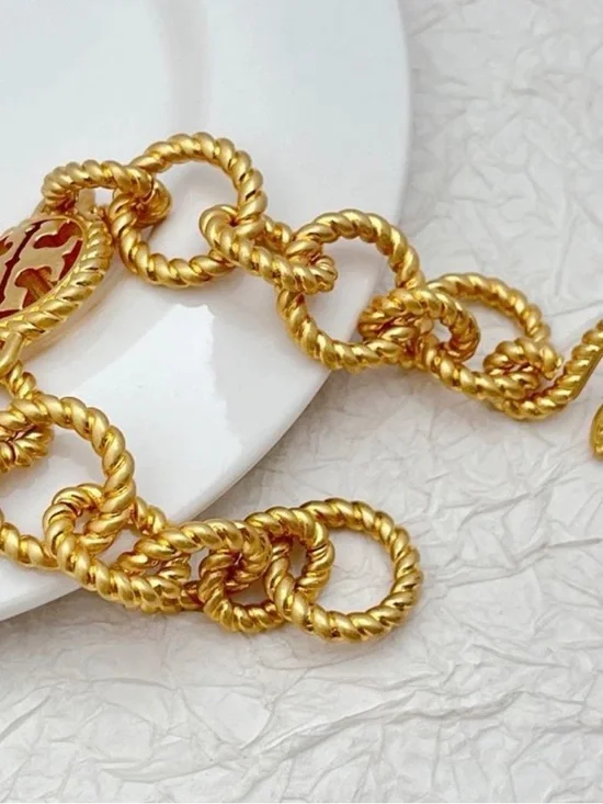 Tory Burch Twisted Link Logo Charm Bracelet in Gold - Picture 2 of 4